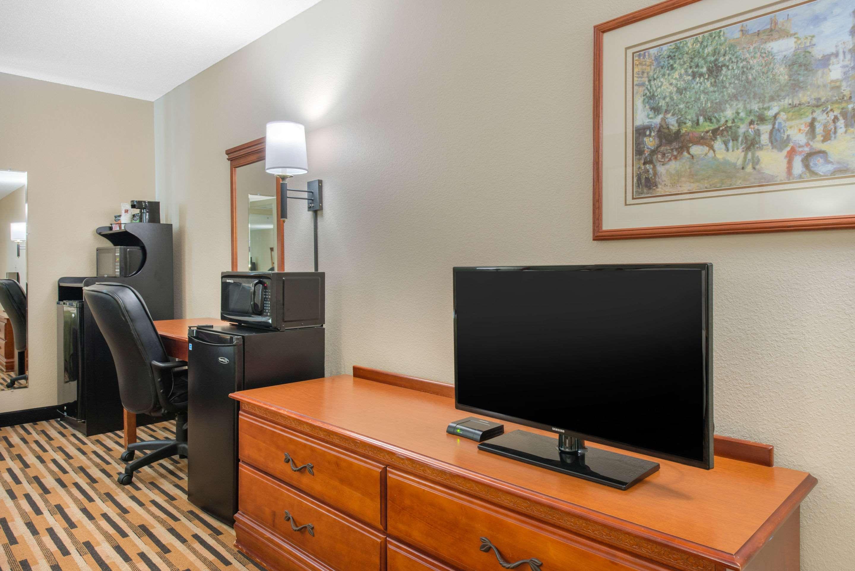 Hotel Baymont By Wyndham Port Wentworth Extérieur photo