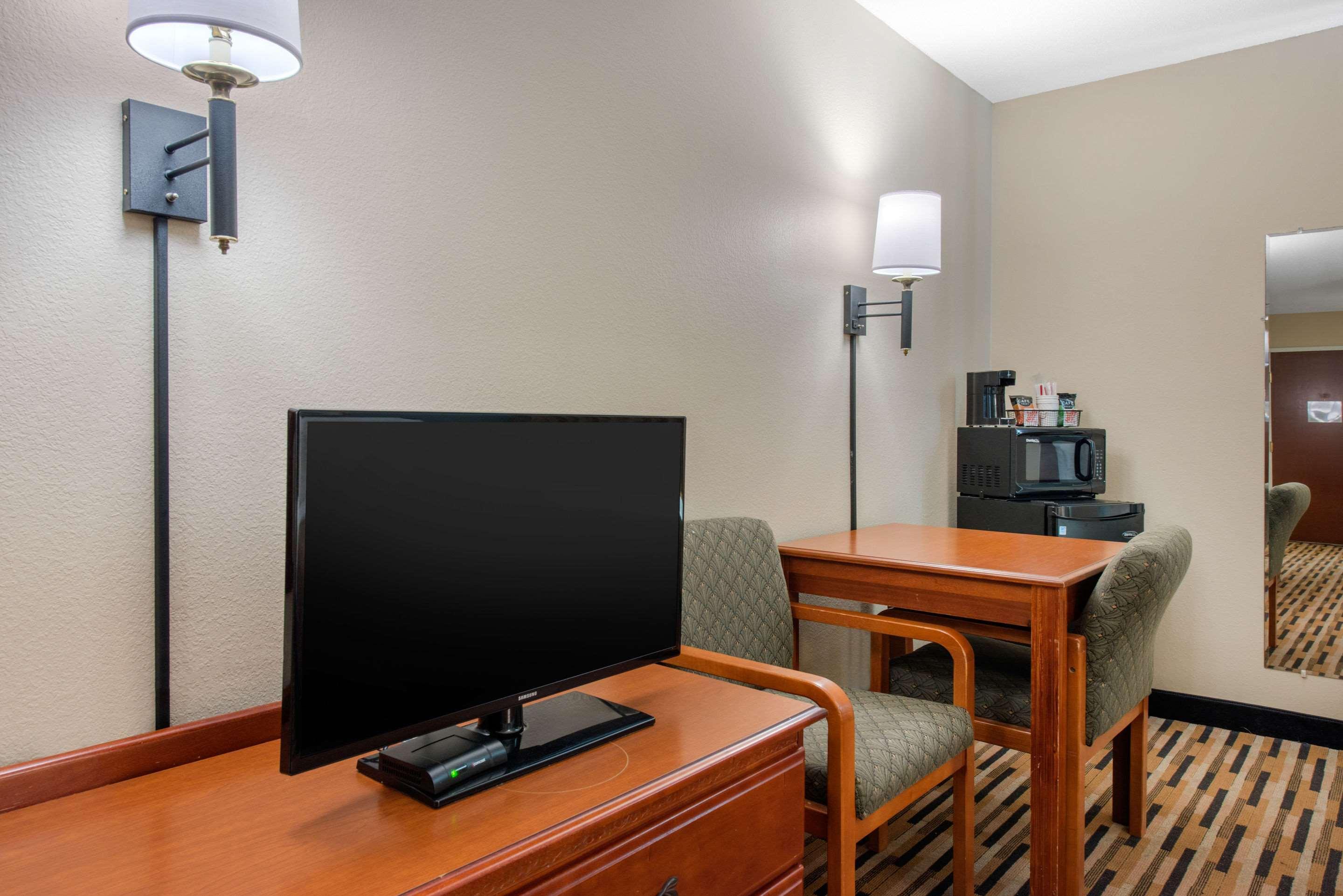 Hotel Baymont By Wyndham Port Wentworth Extérieur photo
