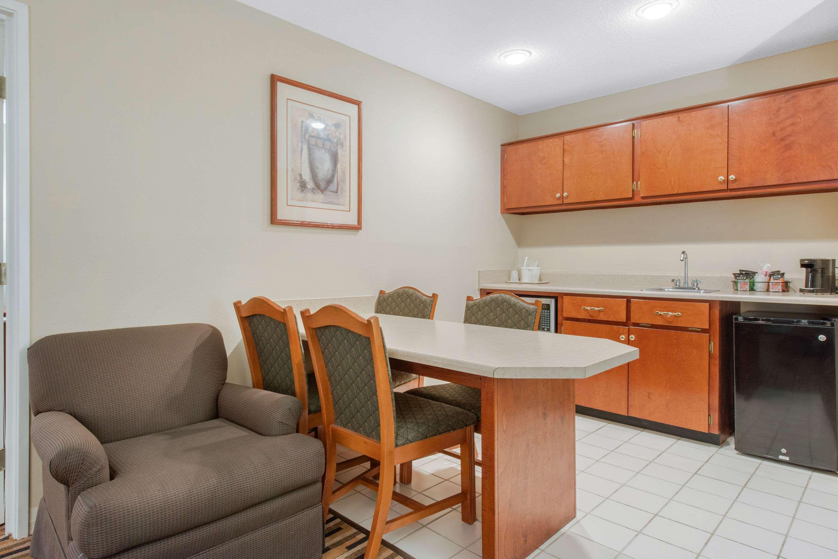 Hotel Baymont By Wyndham Port Wentworth Extérieur photo